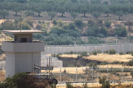 جدار على طول الحدود التركية السورية بالقرب من قرية ديلي عثمان في كيليس أمس (رويترز)