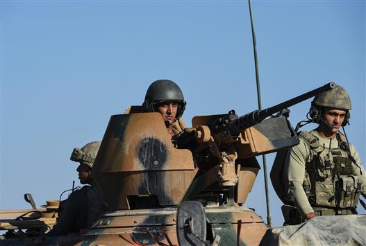 جنود أتراك يقفون على دبابة في بلدة جرابلس السورية الحدودية مع تركيا الخميس الماضي (أ ف ب)