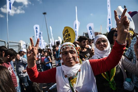 تظاهرة للأكراد منددة بالتدخل التركي في سوريا في اسطنبول أمس (أ ف ب)