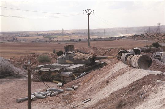 دبابة للجيش السوري في موقع على المشارف الجنوبية لحلب بعد استعادة القوات الحكومية ثلاث أكاديميات عسكرية للجماعات المسلحة أمس (أ ف ب)