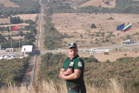 حارس حدود بلغاري بالقرب من معبر ليسوفو على الحدود مع تركيا أمس (أ ف ب)