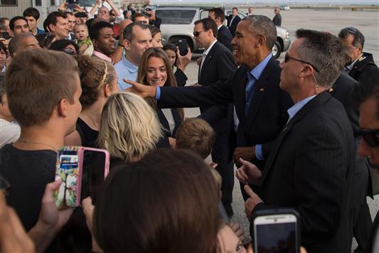 اوباما لدى وصوله إلى مطار جون ف.كينيدي في نيويورك امس الاول (أ ف ب)