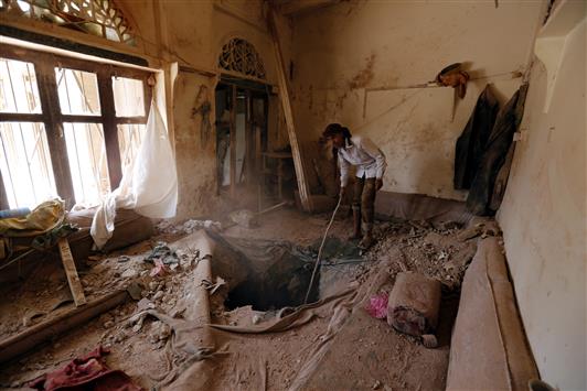 يمني يتفقّد منزلاً مدمّراً بعد استهدافه بغارة لـ "التحالف السعودي" </body></html>