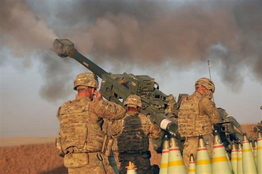 جنود أميركيون يُطلقون قنبلة شمال العراق، حيث يظهر الدخان الفوسفوري الأبيض. (عن "واشنطن بوست")