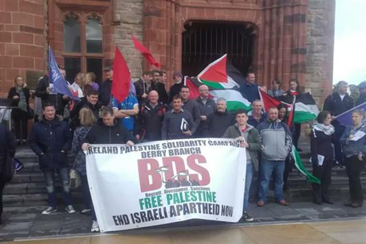 ايرلنديون يحملون لافتات وأعلام فلسطينية بعد قرار الانضمام إلى حملة مقاطعة اسرائيل. (عن "ذي ايريش نيوز")