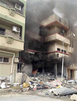 مبنى تابع لـ"انصار الشريعة" يحترق في بنغازي امس (رويترز)