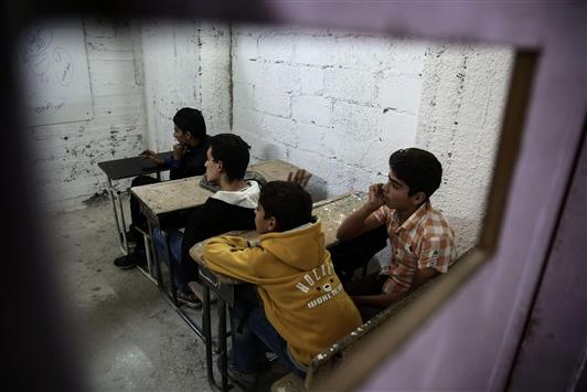 صورة ارشيفية لطلاب سوريين في صفّ دراسي تحت الأرض في مدرسة الحياة في القابون (ا ف ب)