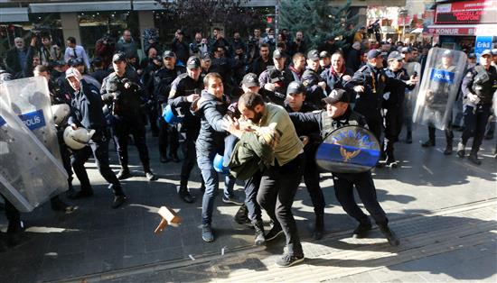 عناصر مكافحة الشغب يعتقلون متظاهرين شاركوا في احتجاج على اعتقال رئيس حزب الشعوب الديموقراطي وعدد من قيادات الحزب أمس (أ ف ب)