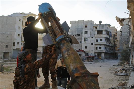 مسلحون يستعدون لاطلاق "قذيفة" في حي العامرية في حلب امس (رويترز)
