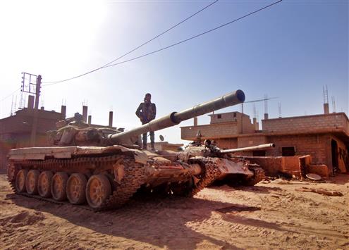 جندي سوري على متن دبابة في حي الحويقة في دير الزور (أ ف ب)