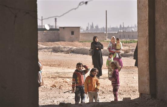 نازحون يتجمعون في مخيم في حي جبرين الذي يسيطر عليه الجيش السوري في حلب امس (أ ف ب)