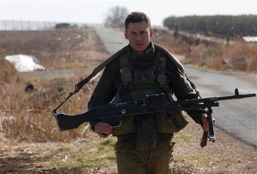 جندي اسرائيلي خلال مهمة حراسة في منطقة الجولان السوري المحتل أمس (أ ف ب)