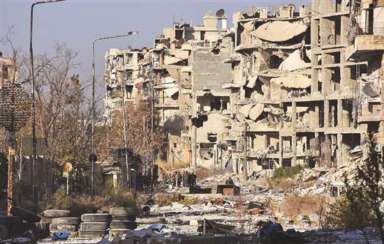 الدمار اللاحق بالأبنية في حي بستان الباشا أحد الأحياء الشرقية لحلب أمس (أ ف ب)