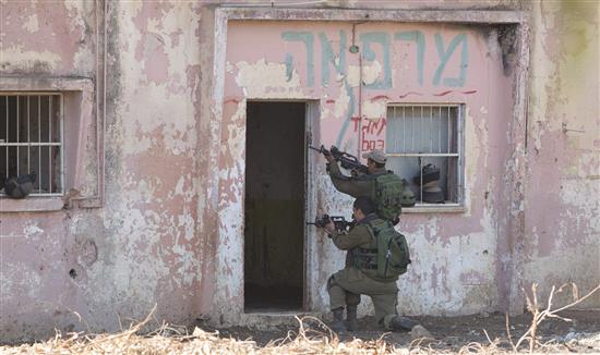 جنديان اسرائيليان خلال تدريبات في الجولان السوري المحتل أمس (أ ب أ)