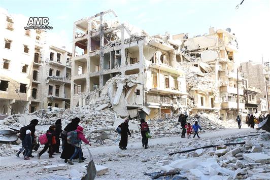 عائلات سورية تغادر الأحياء الشرقية لحلب حيث تدور معارك بين الجيش السوري ومسلحي «المعارضة» أمس (أ ب أ)
