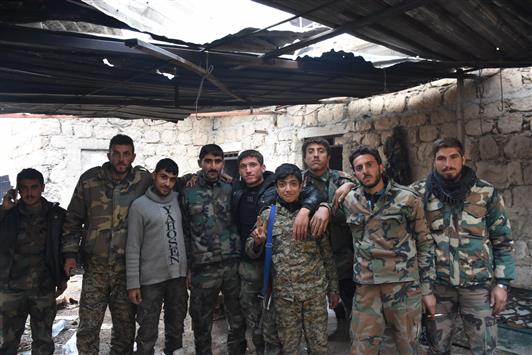جنود من الجيش السوري في حي الشيخ سعيد في الاحياء الشرقية لحلب أمس الأول (أ ف ب)