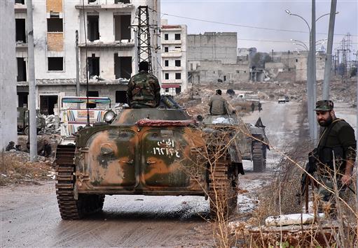 جنود من الجيش السوري يتمركزون في نقطة متقدمة في حي سكن الشبابي في الاحياء الشرقية لحلب أمس (أ ف ب)