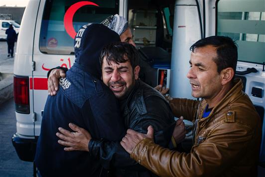 عراقي يبكي بعد وفاة قريب له بالتفجيرات التي ضربت كوكجلي أمس (أ ف ب)