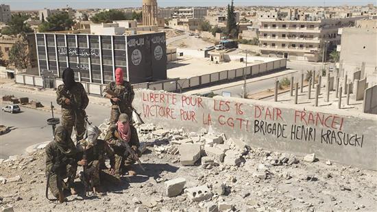 مقاتلون من «كتيبة الحرية الدولية» في منبج شمال سوريا (عن الانترنت)