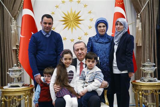 اردوغان يستقبل الطفلة بانا وعائلتها في انقرة (أ ب أ)