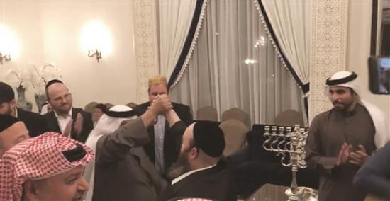 مشهد من الشريط المصور الذي يُظهر بحرينيين يرقصون مع مجموعة من رجال الأعمال اليهود (عن الانترنت)