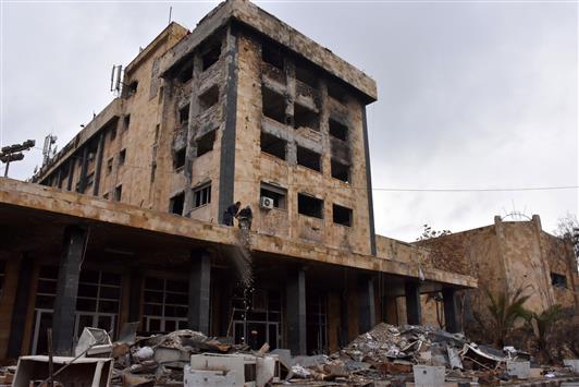 عمال سوريون يُجْرُون أعمال صيانة لمحطة مياه سليمان الحلبي في شرق حلب أمس الأول (أ ف ب)
