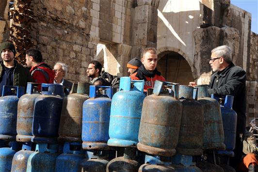 سوريون ينتظرون تعبئة قوارير الغاز في دمشق أمس (أ ب أ)