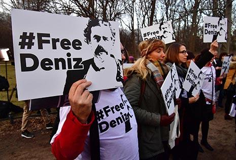 أوقف الصحافي التركي-الألماني دنيز يوجل منذ أيام بتهمة القيام بدعاية إرهابية (أ ف ب) 