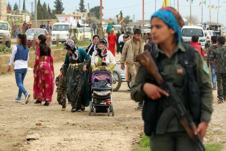 ثمّة اختلاف كبير بين «الأداء العسكري» للقوى الكرديّة في سوريا، وبين نظيره السياسي (أ ف ب) 