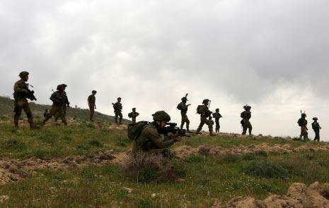 يتطوّع العشرات من المواطنين البريطانيين في الجيش الإسرائيلي عبر برنامج «محال» (أ ف ب) 