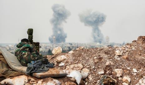 تركز استهداف الجيش على بلدة حلفايا المحاذية لمدينة محردة من الجهة الشرقية (أ ف ب) 