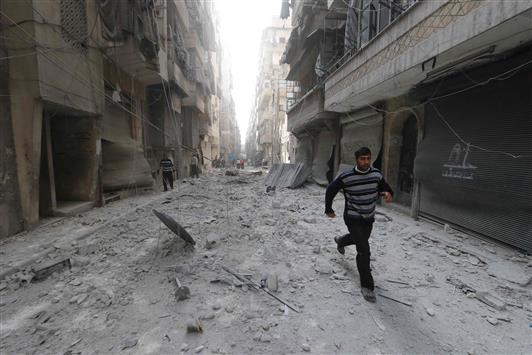 شبان في موقع غارة جوية في حلب أمس (ا ف ب)