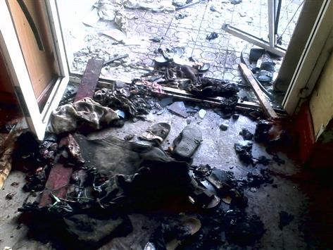 أحذية محروقة بعد التفجير الانتحاري في إب امس (رويترز)