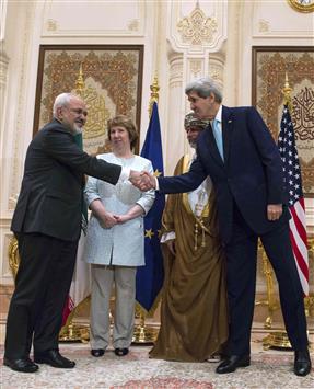 كيري يصافح ظريف وبينهما اشتون ووزير الخارجية العُماني يوسف بن علوي بن عبد الله في مسقط امس (رويترز)