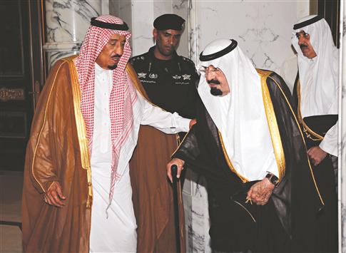 الملك عبدالله والملك سلمان خلال تشييع ولي العهد الاسبق الامير نايف في مكة العام 2012 (ارشيف «السفير»)