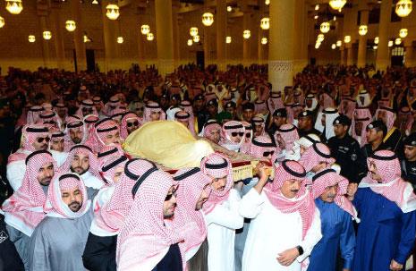 أمراءسعوديون بينهم متعب بن عبدالله يشيعون الملك السابق أمس (أ ف ب) 