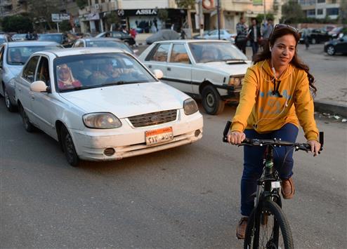 ياسمين تقود دراجتها وسط الشارع (أ ف ب)