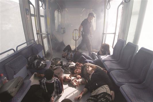 شرطي إسرائيلي خلال تدريب على إخلاء مصابين جراء هجوم «انتحاري» على عربة قطار في القدس المحتلة أمس (ا ب ا)