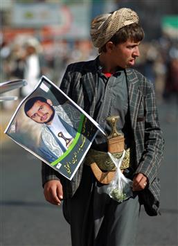 مؤيّد للحوثيين يحمل صورة زعيم "أنصار الله" عبد الملك الحوثي خلال تظاهرة في صنعاء أمس (أ ف ب)