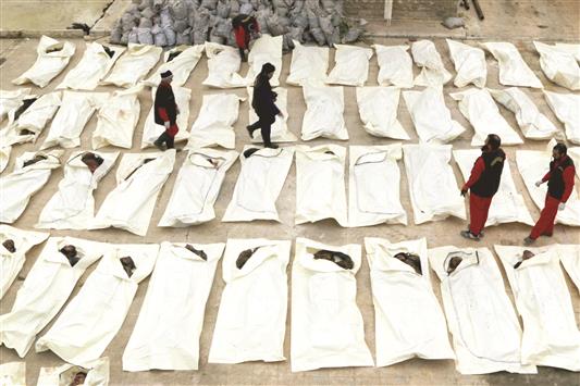 جثث جنود سوريين في رتيان في ريف حلب امس (رويترز)