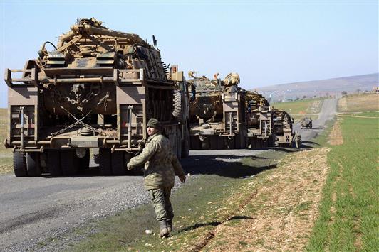 ناقلات جند تركية قرب قرية اشمة السورية (ا ف ب)