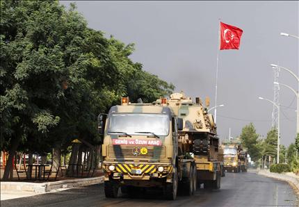 القافلة العسكرية التركية في طريقها إلى الحدود مع سوريا أمس (رويترز) 