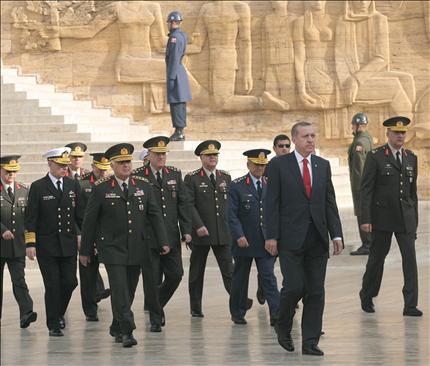 اردوغان يتقدم القيادات العسكرية الى ضريح اتاتورك في انقرة امس (ا ف ب) 