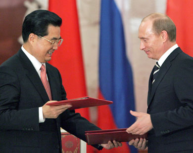 رئيس الوزراء الروسي فلاديمير بوتين والرئيس الصيني هو جينتاو