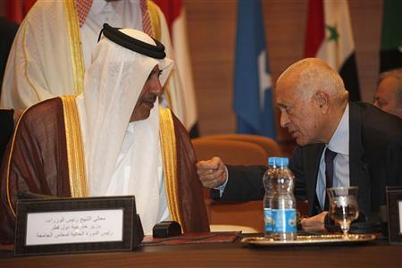 نبيل العربي وحمد بن جاسم وزير الخارجية القطري في اجتماع الجامعة العربية بخصوص سوريا