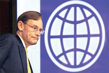 روبرت زوليك ومن خلفه شعار البنك الدولي