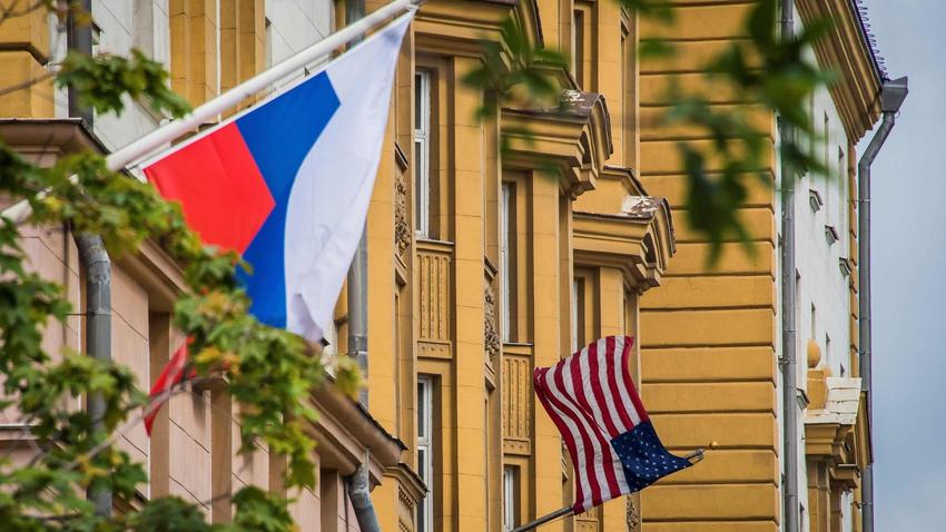 السفارة الأمريكية بموسكو توقف منح تأشيرات الدخول للروس إلى الولايات المتحدة
