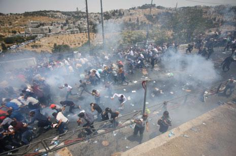 استطاع الفلسطينيون الحشد بصورة كبيرة للصلاة في شوارع القدس (الأناضول)