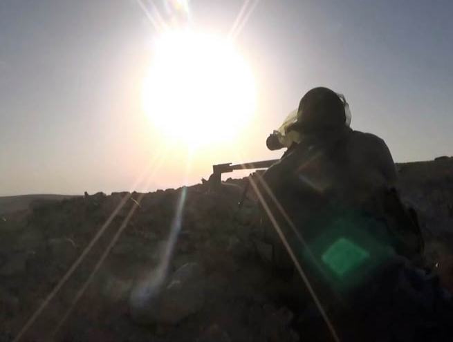 عشرات الإرهابيين من تنظيم داعش يفرون من ارض المعركة تاركين أسلحتهم في منطقة المقابر .