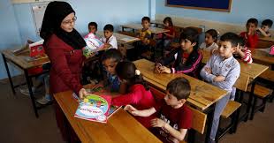 أنقرة تسعى إلى «تتريك» أطفال اللاجئين السوريين